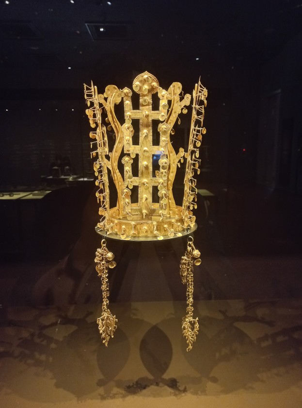 Cultural properties of Korea. Gold crown.